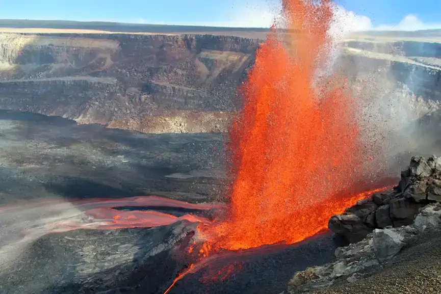 Kilauea Volcano Eruption tours by air with Rainbow Helicopters. Kilauea Eruption May 2025 Hawaii